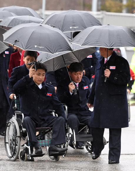 15일 오전 2018 평창동계패럴림픽에 출전했던 북한 선수단이 북으로 돌아가기 위해 평창 선수촌을 나서고 있다. 2018. 3. 15. 박윤슬 기자 seul@seoul.co.kr
