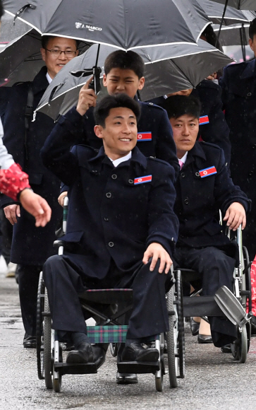 15일 오전 2018 평창동계패럴림픽에 출전했던 북한 선수단이 북으로 돌아가기 위해 평창 선수촌을 나서고 있다. 2018. 3. 15. 박윤슬 기자 seul@seoul.co.kr