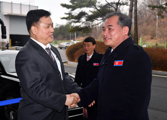 최영준 통일부 국장(왼쪽)과 김문철 북한 대표단장이 15일 경기 파주 도라산 남북출입사무소(CIQ)에서 만나 악수를 나누고 있다. 2018. 03. 15 사진공동취재단