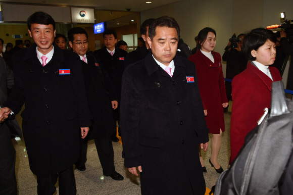 북한 패럴림픽 선수단이 일정을 마치고 15일 경기 파주 도라산 남북출입사무소(CIQ)를 통해 출경하고 있다. 2018. 03. 15 사진공동취재단