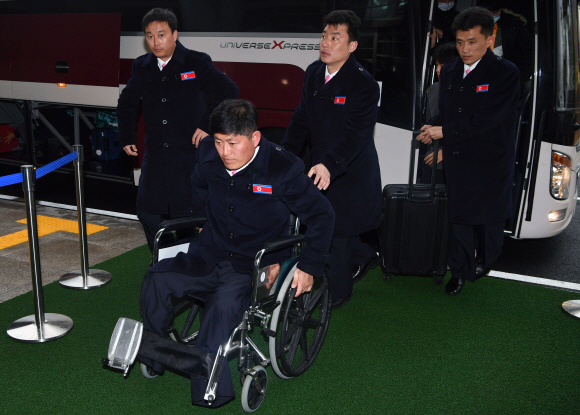 북한 패럴림픽 선수단이 일정을 마치고 15일 경기 파주 도라산 남북출입사무소(CIQ)에 도착하고 있다. 2018. 03. 15 사진공동취재단