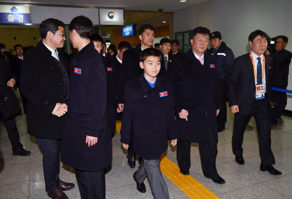 북한 패럴림픽 선수단이 일정을 마치고 15일 경기 파주 도라산 남북출입사무소(CIQ)를 통해 출경하고 있다. 2018. 03. 15 사진공동취재단