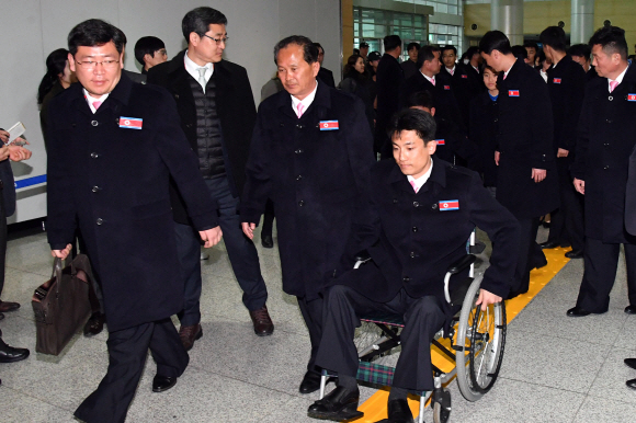 평창 동계패럴림픽에 참가했던 북한 선수단과 대표단 등 24명이 15일 오후 경의선 남북출입사무소를 통해 북한으로 귀환하고 있다.  사진공동취재단