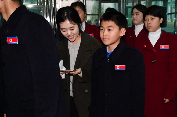 평창 동계패럴림픽에 참가했던 북한 선수단과 대표단 등 24명이 15일 오후 경의선 남북출입사무소를 통해 북한으로 귀환하는 가운데 참관 선수로 올림픽에 참가한 김동영 군이 남측 취재진의 질문을 받고 있다. 2018. 03. 15 사진공동취재단