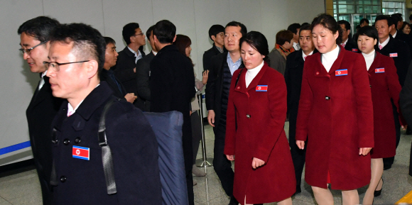 평창 동계패럴림픽에 참가했던 북한 선수단과 대표단 등 24명이 15일 오후 경의선 남북출입사무소를 통해 북한으로 귀환하고 있다. 2018. 03. 15 사진공동취재단