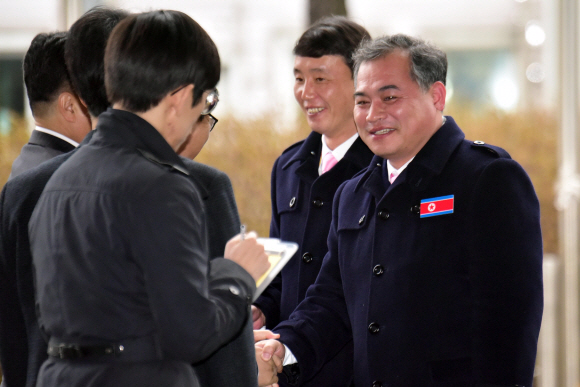 평창 동계패럴림픽에 참가했던 북한 선수단과 대표단 등 24명이 15일 오후 경의선 육로를 통해 북으로 귀환하는 가운데 북 김문철 단장이 남북축입사무소에 도착해 남측 관계자들과 악수를 하고 있다. 2018. 03. 15 사진공동취재단