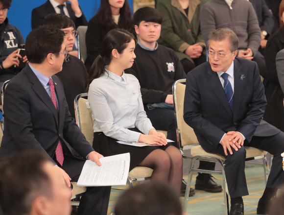 15일 오후 청와대 영빈관에서 열린 청년일자리 대책 보고대회 겸 제 5차 일자리위원회 회의에서 문재인 대통령이 우원식 더불어 민주당 원내대표와 이야기를 나누고 있다. 2018. 03. 15 안주영 기자 jya@seoul.co.kr