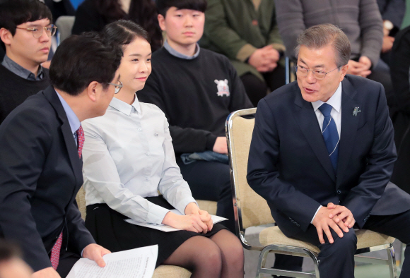 15일 오후 청와대 영빈관에서 열린 청년일자리 대책 보고대회 겸 제 5차 일자리위원회 회의에서 문재인 대통령이 우원식 더불어 민주당 원내대표와 이야기를 나누고 있다. 2018. 03. 15 안주영 기자 jya@seoul.co.kr