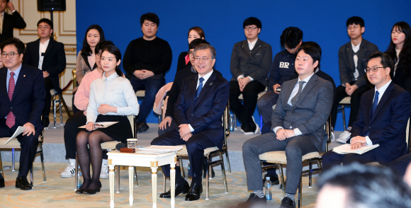 문재인 대통령이 15일 청와대 영빈관에서 열린 청년일자리 대책 보고대회 겸 제5차 일자리위원회 회의에서 업무 보고을 받고 있다. 2018. 03. 15 안주영 기자 jya@seoul.co.kr