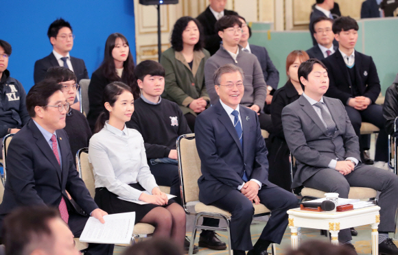 15일 오후 청와대 영빈관에서 열린 청년일자리 대책 보고대회 겸 제 5차 일자리위원회 회의에서 문재인 대통령이 모두 발언을 하고 있다. 2018. 03. 15 안주영 기자 jya@seoul.co.kr