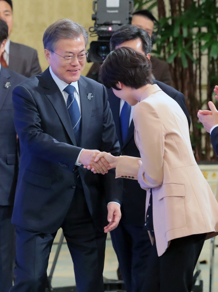 15일 오후 청와대 영빈관에서 열린 청년일자리 대책 보고대회 겸 제 5차 일자리위원회 회의에서 문재인 대통령이 참석자와 인사를 나누고 있다. 2018. 03. 15 안주영 기자 jya@seoul.co.kr