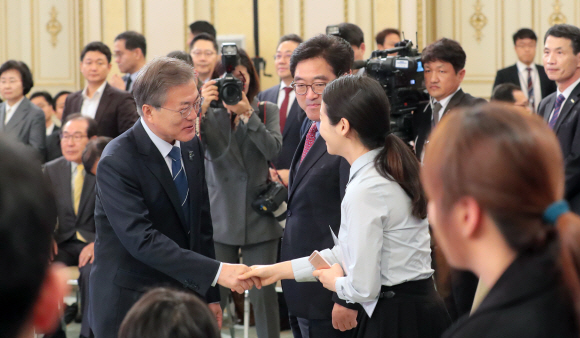 15일 오후 청와대 영빈관에서 열린 청년일자리 대책 보고대회 겸 제 5차 일자리위원회 회의에서 문재인 대통령이 참석자와 인사를 나누고 있다. 2018. 03. 15 안주영 기자 jya@seoul.co.kr