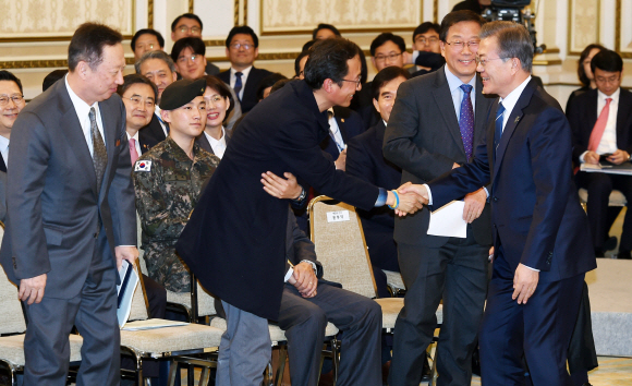 문재인 대통령이 15일 청와대 영빈관에서 열린 청년일자리 대책 보고대회 겸 제5차 일자리위원회 회의에서 김명환 민노총 위원장과 악수 하고 있다. 2018. 03. 15 안주영 기자 jya@seoul.co.kr