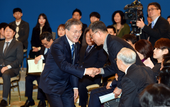 문재인 대통령이 15일 청와대 영빈관에서 열린 청년일자리 대책 보고대회 겸 제5차 일자리위원회 회의에서 김주영 한국노총 위원장과 악수 하고 있다. 2018. 03. 15 안주영 기자 jya@seoul.co.kr