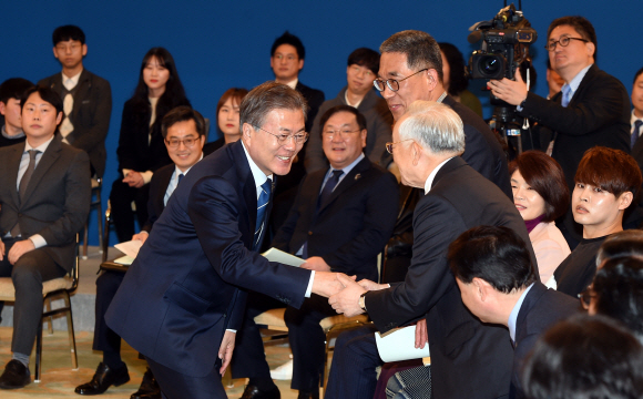 문재인 대통령이 15일 청와대 영빈관에서 열린 청년일자리 대책 보고대회 겸 제5차 일자리위원회 회의에서 손경식 경총 회장과 악수 하고 있다. 2018. 03. 15 안주영 기자 jya@seoul.co.kr