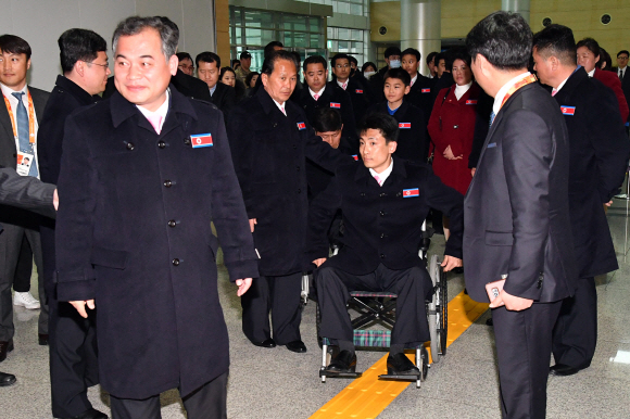평창 동계패럴림픽에 참가했던 북한 김문철 단장을 비롯한 선수단과 대표단 등 24명이 15일 오후 경의선 남북출입사무소를 통해 북한으로 귀환하고 있다. 2018. 03. 15 사진공동취재단
