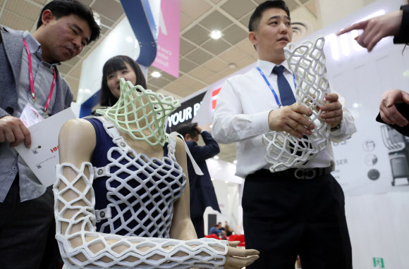 ’이런 깁스 보신적 있나요?’