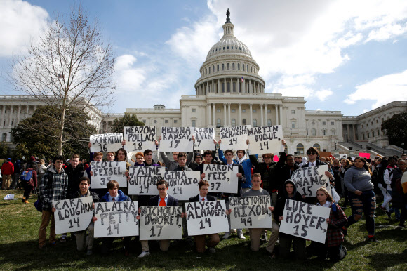美고교생들 동맹 휴업… “총기 규제하라” 의회의사당 앞 시위