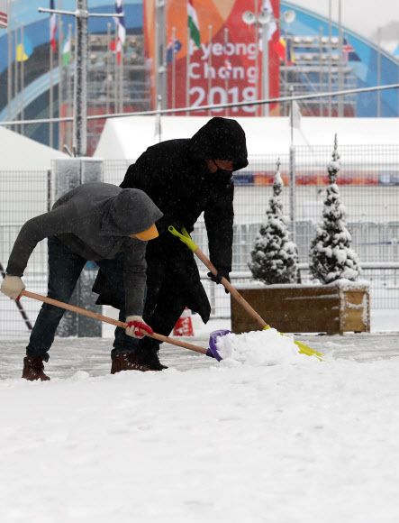 전국적으로 봄비가 그친 16일 오전 강원도 평창군 대관령면에는 눈이 내려 올림픽주경기장 부근에서 시민들이 제설작업을 하고 있다.  연합뉴스