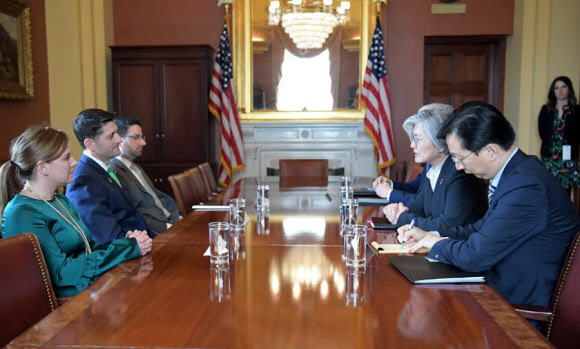 미국을 방문한 강경화 외교부 장관이 15일 오후(현지시간) 워싱턴에서 폴 라이언 미 하원의장(왼쪽열 가운데)과 면담하고 있다.  외교부 제공=연합뉴스