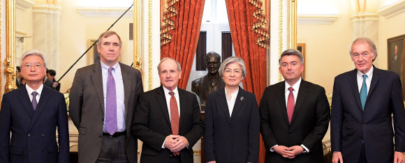 방미 중인 강경화 외교부 장관(오른쪽 세번째)이 15일 오후(현지시간) 미 의회를 방문해 코리 가드너 상원 외교위원회 동아태소위원장(오른쪽 두번째) 등 외교?안보 관련 상임위원들과 간담회를 마치고 기념촬영하고 있다.  주미대사관 제공=연합뉴스