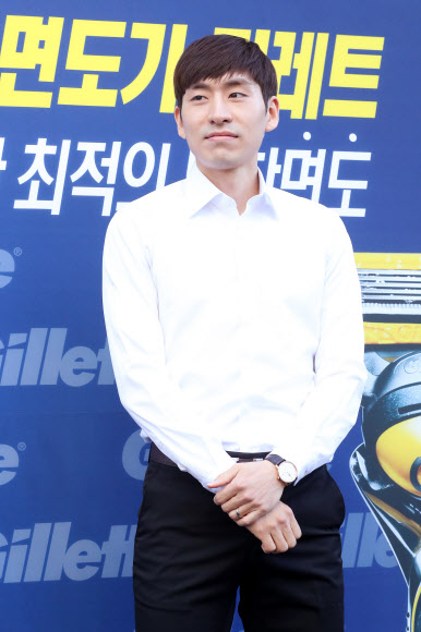 2018 평창 동계올림픽 금메달리스트 이승훈 선수가 16일 오후 서울 서대문구 현대백화점 유플렉스 신촌점 앞에서 열린 질레트 팬사인회 이벤트에 앞서 포즈를 취하고 있다.  연합뉴스