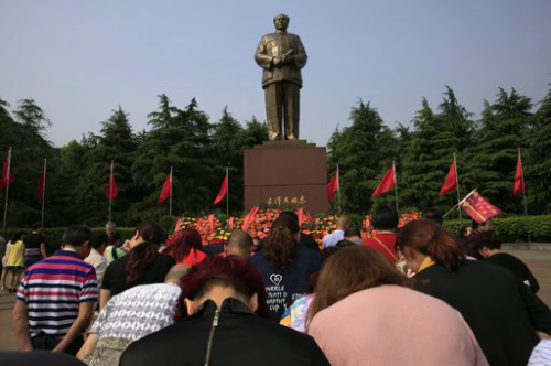 문화혁명 선포 50주년을 10여일 앞둔 2016년 4월28일 중국인들이 후난성 사오산에 있는 마오쩌둥 동상을 찾아 참배하고 있다.1966년 5월16일 중국 공산당중앙 정치국 확대회의의 ‘5·16 통지’로 촉발된 문화혁명은 1976년 마오쩌둥의 사망하고 4인방이 축출되면서 종결됐다.  서울신문 DB