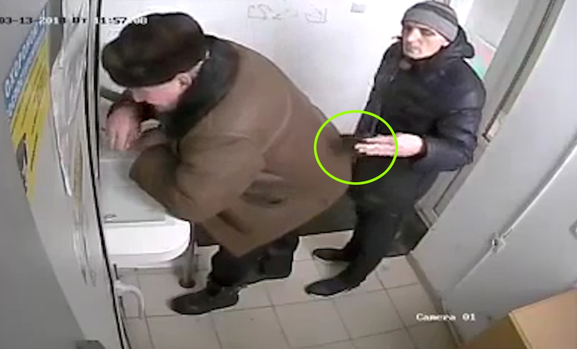 작은 공간에서 앞 사람 주머니속 지갑을 훔치는 러시아 소매치기범 모습(유튜브 영상 캡처)
