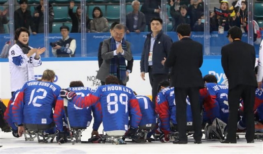 문재인 대통령 내외 ’패럴림픽 아이스하키 팀에 박수’