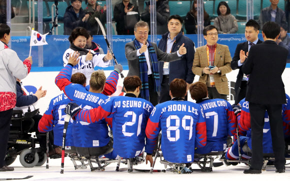 문 대통령, 아이스하키팀에게 ’엄지 척!’