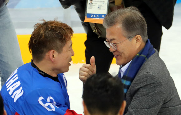 문재인 대통령 ’엄지 척!’
