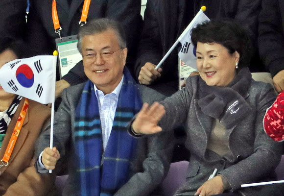 태극기 흔드는 문재인 대통령