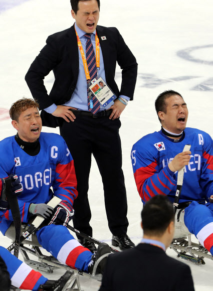 눈물 흘리며 부르는 애국가