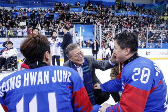 문 대통령, 동메달 획득 아이스하키팀 축하