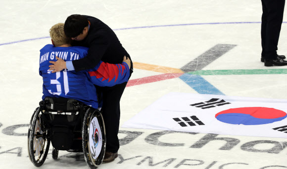 17일 강원 강릉하키센터에서 열린 2018 평창동계패럴림픽 아이스하키 동메달 결정전에서 이탈리아팀에 승리한 대한민국 팀 유만균(왼쪽)과 코치가 얼싸안고 포옹을 하며 기뻐하고 있다. 2018.3.17 연합뉴스.