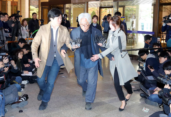 취재진 밀치는 이윤택