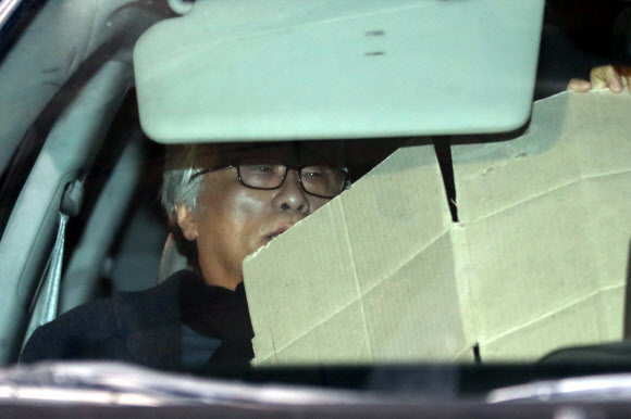 종이박스 뒤에 숨는 이윤택