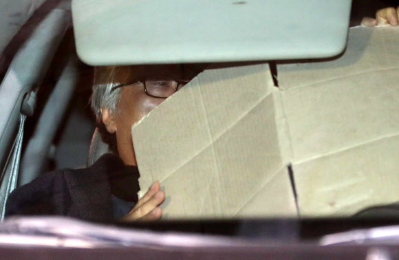 얼굴 가리는 이윤택