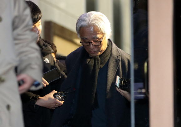 경찰 조사 마친 이윤택