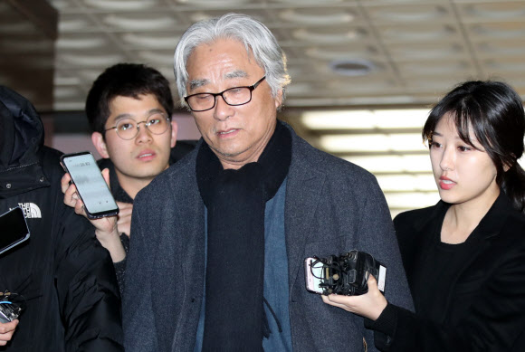이윤택씨가 지난 17일 15시간의 경찰 조사를 받은 뒤 귀가하고 있다. 연합뉴스