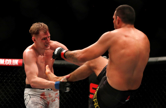 17일(현지시간) 영국 런던 오투아레나에서 ‘UFC 파이트 나이트 127’ 알렉산더 볼코프와 파브리시오 베우둠의 경기가 열렸다. 베우둠이 킥으로 볼코프를 견제하고 있다. 2018-03-18 08:40:38 REUTERS 연합뉴스