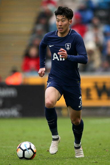 드리블하는 손흥민