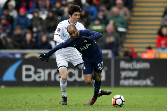 모우라와 경합하는 기성용