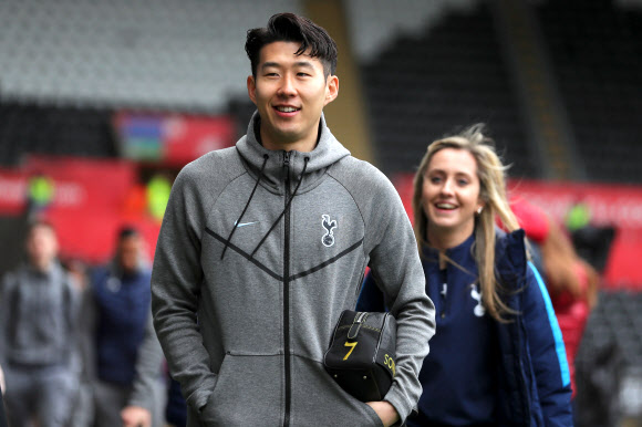 경기에 앞서 밝은 모습의 손흥민