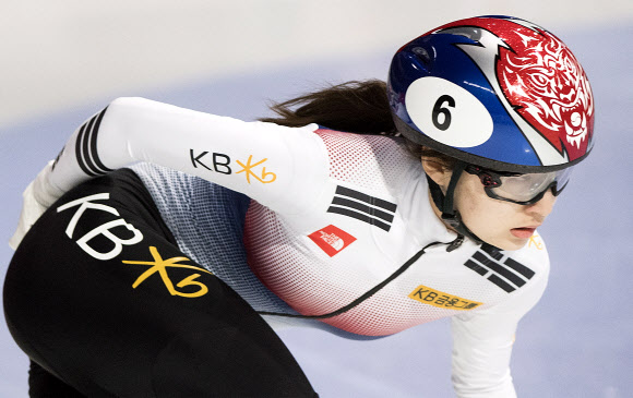 2018 평창동계올림픽 2관왕에 빛나는 한국 여자 쇼트트랙의 간판스타 최민정(성남시청)이 17일(현지시간) 2018 국제빙상경기연맹(ISU) 세계쇼트트랙선수권대회에서 2관왕에 올랐다. 최민정이 여자 1500m 결승 경기에서 질주하고 있다. AP 연합뉴스