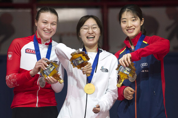 2018 평창동계올림픽 2관왕에 빛나는 한국 여자 쇼트트랙의 간판스타 최민정(성남시청)이 17일(현지시간) 2018 국제빙상경기연맹(ISU) 세계쇼트트랙선수권대회에서 2관왕에 올랐다. 최민정이 여자 500m 결승에서 금메달을 획득한 뒤 다른 선수들과 함께 포즈를 취하고 있다. AP 연합뉴스