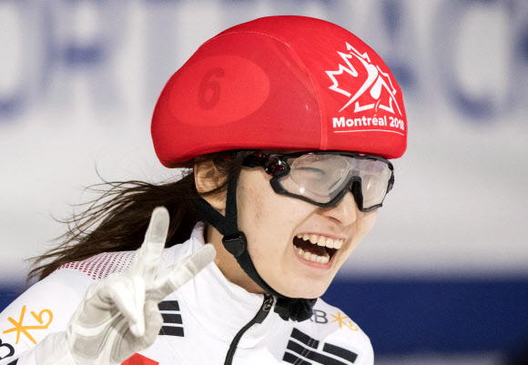 2018 평창동계올림픽 2관왕에 빛나는 한국 여자 쇼트트랙의 간판스타 최민정(성남시청)이 17일(현지시간) 2018 국제빙상경기연맹(ISU) 세계쇼트트랙선수권대회에서 2관왕에 올랐다. 최민정이 여자 500m 결승에서 승리를 확정지은 뒤 환하게 웃고 있다. AP 연합뉴스