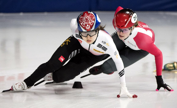 2018 평창동계올림픽 2관왕에 빛나는 한국 여자 쇼트트랙의 간판스타 최민정(성남시청)이 17일(현지시간) 2018 국제빙상경기연맹(ISU) 세계쇼트트랙선수권대회에서 2관왕에 올랐다. 최민정이 여자 1500m 결승에서 킴부탱(캐나다)에 앞서 질주하고 있다. AP 연합뉴스