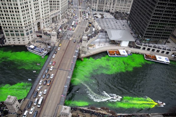 17일(현지시간) ‘성 패트릭의 날’을 맞아 미국 시카고 강이 초록색으로 염색되고 있다. AP 연합뉴스