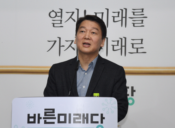 안철수 바른미래당 인재영입위원장이 18일 서울 여의도 당사에서 당 복귀에 대한 소회와 지방선거 전략 등에 대한 구상을 밝히고 있다. 이종원 선임기자 jongwon@seoul.co.kr